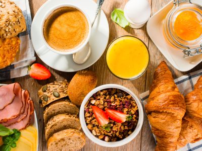 colazione-continentale-pane-salumi-frutta-spremuta